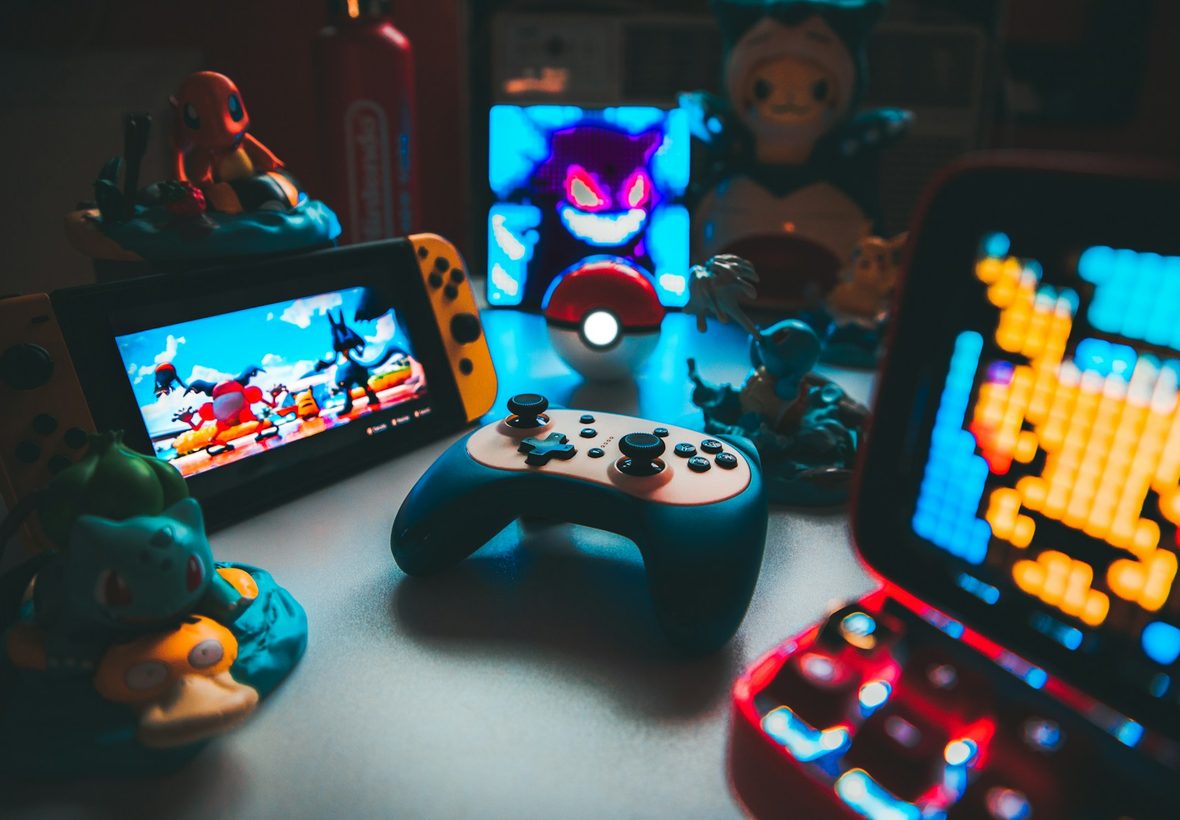 Spielaufbau mit Konsole, Controller und Sammelfiguren